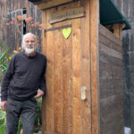 Jano vor Kompost-Toilette