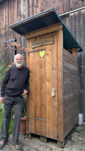 Jano vor Kompost-Toilette